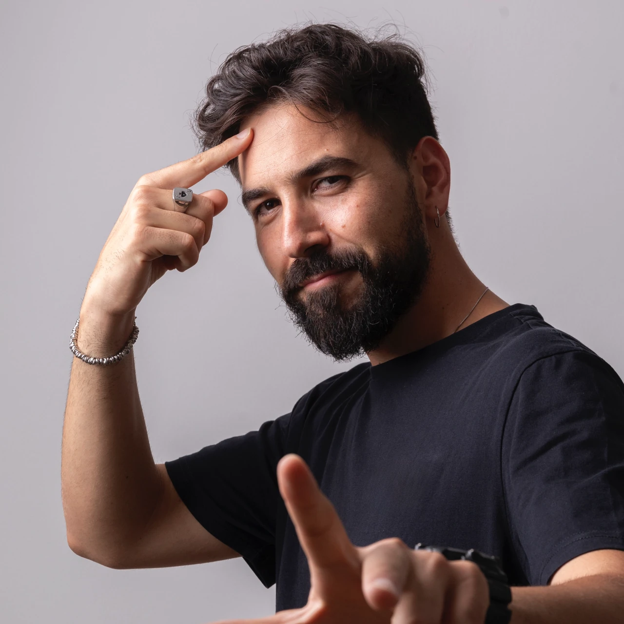 Asso, illusionista e mentalista, invita il pubblico a lasciarsi sorprendere